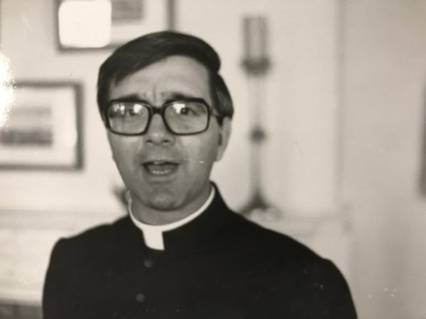 Photo noir et blanc de l'abbé Blais portant le clergyman et le col romain.