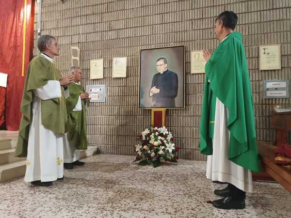 Junto al cuadro de san Josemaría