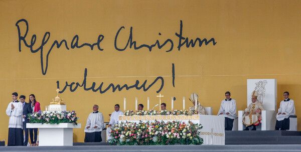 Regnare Christum volumus! Lema episcopal del beato Álvaro, que se leía en el fondo del presbiterio de la ceremonia de beatificación
