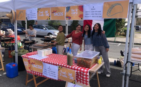 Las residentes pusieron un puesto de comida en la universidad para recaudar fondos.