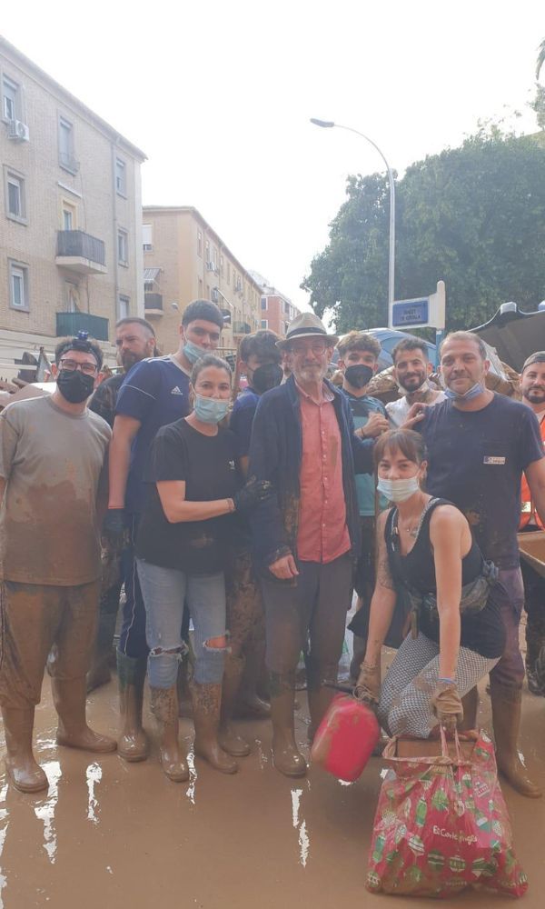 Juli con varios amigos y voluntarios ayudando en Paiporta.