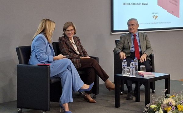 Julio Montero-Díaz y María Luisa Galdón presentan el libro en Valencia junto a la periodista Belén Vázquez.