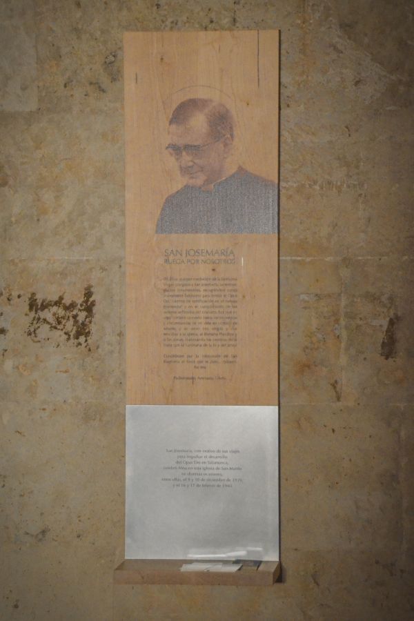 La imagen de san Josemaría que se bendijo, impresa en un retablo de madera.