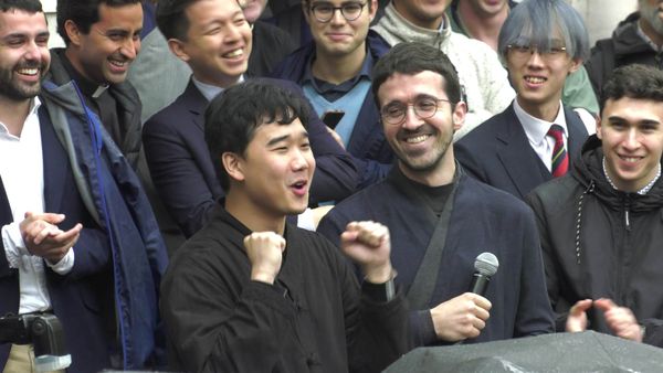 Junwoong durante la tertulia con el Prelado del Opus Dei, mientras todos lo animaban diciendo ¡Álvaro, Álvaro, Álvaro!