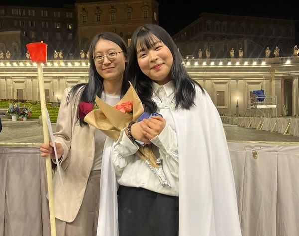 Rosaria con la veste blanca, luego de recibir el bautismo y confirmación de manos del Papa en la Vigilia Pascual.