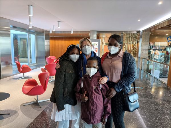 María Jesús con una familia que acogió durante un tratamiento en la Clínica Universidad de Navarra