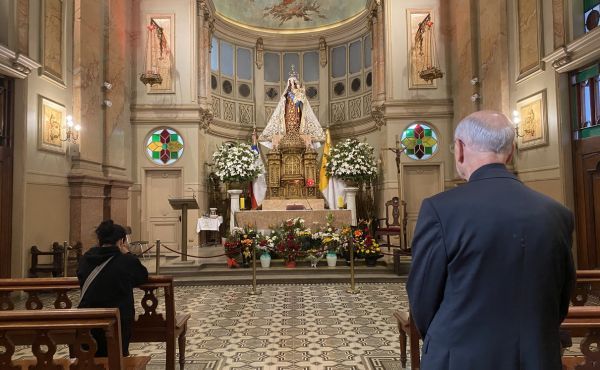 Msgr. Fernando Ocáriz praying to Our Lady of Mount Carmel in the Parish of El Sagrario