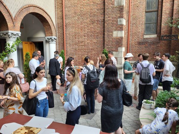 După Sf. Liturghie în curtea Bisericii Italiane