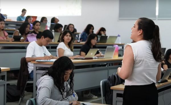 Sophia con sus alumnos en la Universidad de Piura.