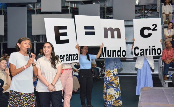 Um grupo de estudantes sugeriu, em tom de brincadeira, que a fórmula de Einstein (E=mc2) poderia significar E: esperança, M: mundo e C: amor.
