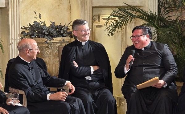 Fernando Ocáriz durante o encontro com os sacerdotes
