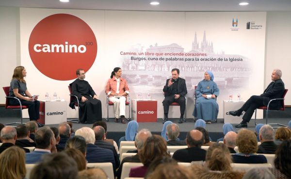 El padre Miguel Torres, monje benedictino, junto a Gema Pérez Herrera, profesora universitaria, coautora del libro ‘Camino Enamorado’