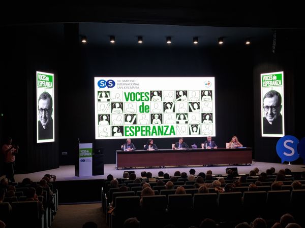 Mesa redonda de apertura del Simposio con Javier Vidal-Quadras, Luis García Millán, Daniel Martínez y María Bueno.