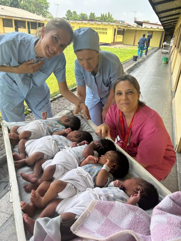 Olga en el Centro de Maternidad de Binza con dos matronas de la Clínica Universidad de Navarra en Madrid.