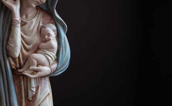 La Solemnidad de Santa María, Madre de Dios, se celebra el 1 de enero.