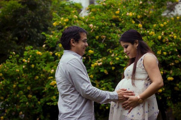 Paola embarazada de Isabella junto con su esposo Alfredo