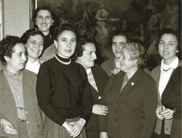 Palaimintoji Gvadalupė Ortis de Landasuri ir Karmena Eskriva su pirmosiomis moterimis iš Opus Dei.