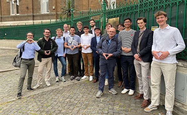 In der ungarischen Botschaft am Heiligen Stuhl empfing Botschafter Eduard Habsburg die Studenten