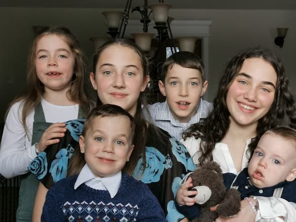 Les 6 enfants de Marjorie prennent la pose pour la photo.