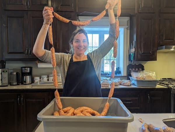 Marjorie, fière, nous montre des saucisses qu'elle a fabriquée!