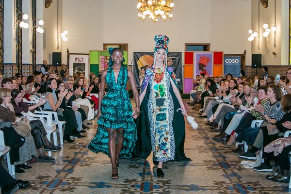 Barakat, diseñadora nigeriana, desfilando con su propuesta, con la que rindió homenaje a sus raíces.