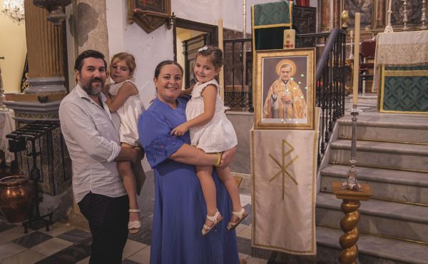 Juan Luis y Victoria con sus hijas