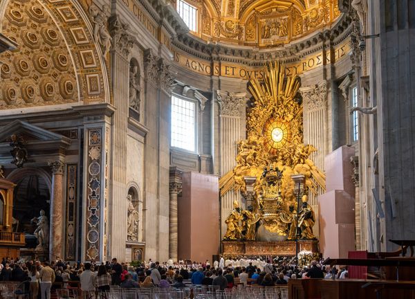 La Cátedra de San Pedro, obra de Bernini, representa la sucesión apostólica.