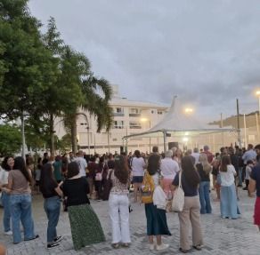 Foto de la plaza llena el día de la inauguración