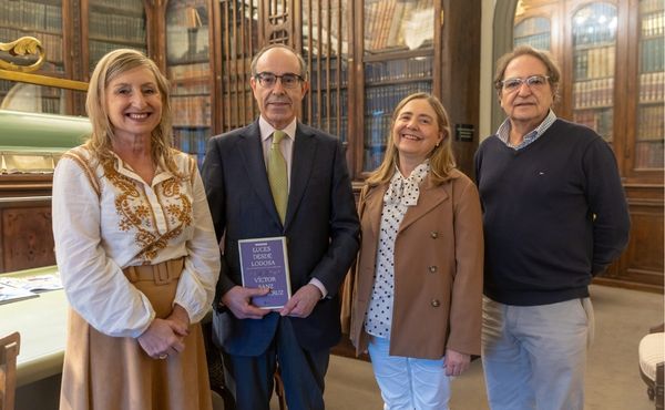 Sus hijos Marilís, Begoña y Rafa; y el autor, Victor