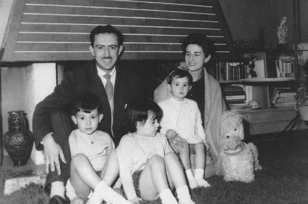 Foto de familia: Juan Antonio y Olga con sus tres hijos, cuando se trasladaron a Madrid.