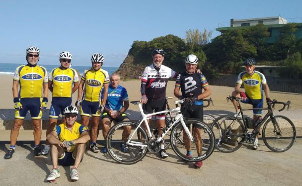 Fernando con el grupo de amigos ciclistas