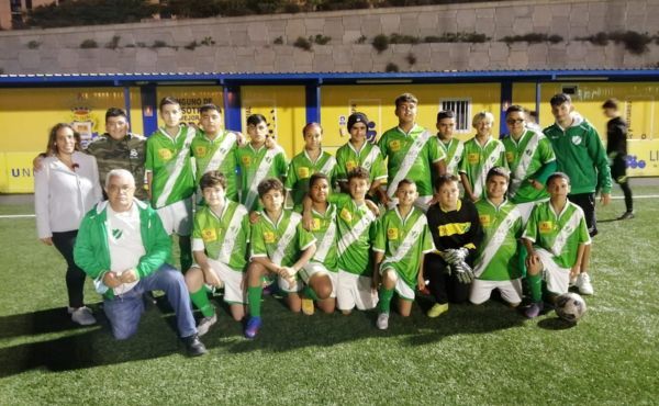 Paco y un grupo de jugadores del Club Deportivo Unión San Lázaro