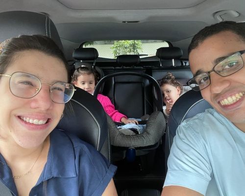 Amanda y Gabriel con sus hijas