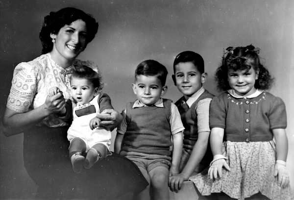 Montse de pequeña, con su madre y algunos de sus hermanos.