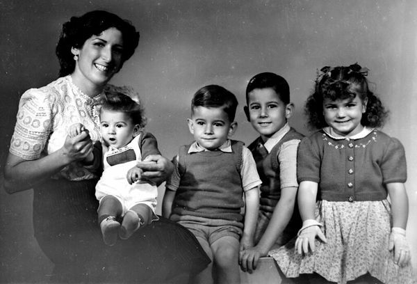 Montse de pequeña, con su madre y algunos de sus hermanos.