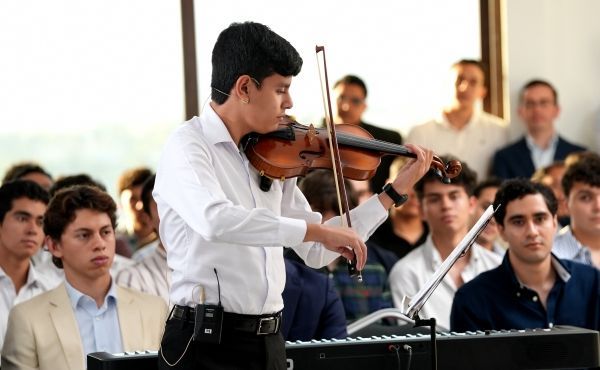 Otro de los jóvenes interpretó una pieza de violín
