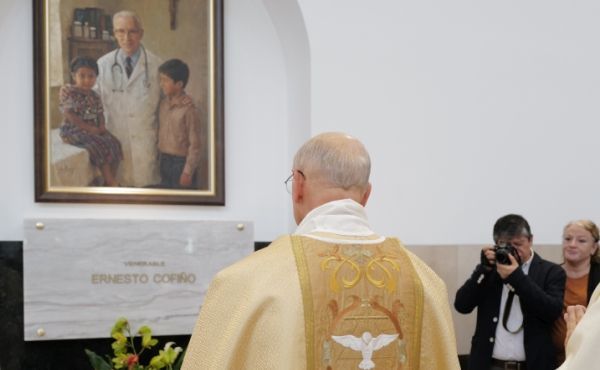 El Padre rezó unos momentos delante de la urna del venerable Ernesto Cofiño