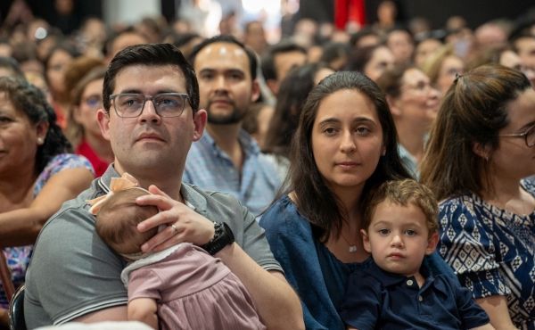 Rodrigo, Mariana y sus dos hijos