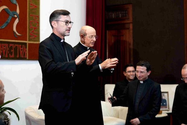 Mons. Tulio Pérez, obispo auxiliar de la Archidiócesis de Santiago de Guatemala da la bendición al final del encuentro junto a mons. Fernando Ocáriz.