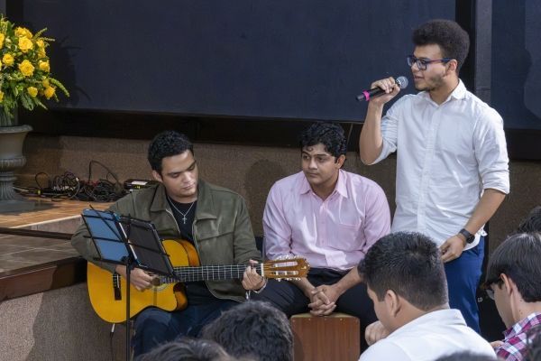 Moisés, Ángel y Jorge cantando "En mi país".