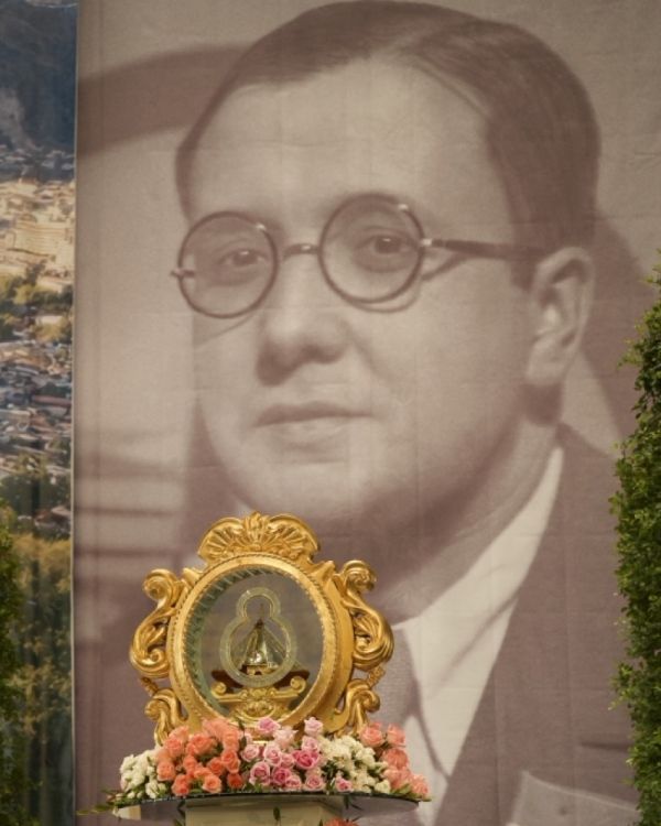 Una fotografía de san Josemaría durante sus meses que vivió en la Legación de Honduras y la imagen de Nuestra Señora de Suyapa, patrona de Honduras, acompañaron este rato de familia.