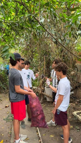 Tomás, Jorge, Axel, Silverio e José Pablo recolhendo o lixo na dona Ana