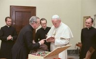 El beato Álvaro entrega un ejemplar de Santo Rosario a Juan Pablo II.