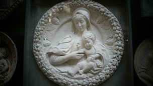 Gottesmutter Maria mit Jesuskind als wunderschönes Stein-Relief