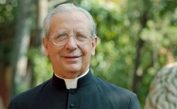 Don Alvaro with Saint Josemaria in a garden