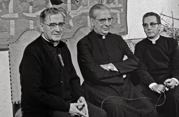 Mit Álvaro del Portillo (Mitte) und Javier Echevarría (re.) hatte der hl. Josefmaria viele Jahre zusammengearbeitet