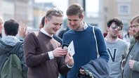 Dois jovens na Praça de São Pedro