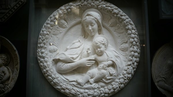 Maria Mutter Gottes mit Jesuskind, weißes Relief aus Stein