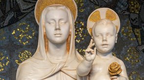 Recopilación de recursos que pueden ayudar a contemplar y rezar mejor la oración del Santo Rosario durante su mes.