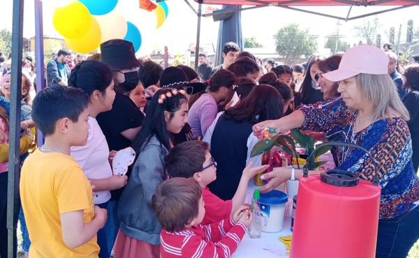 Los asistentes compartieron música y comida después de la misa, en un ambiente familiar.